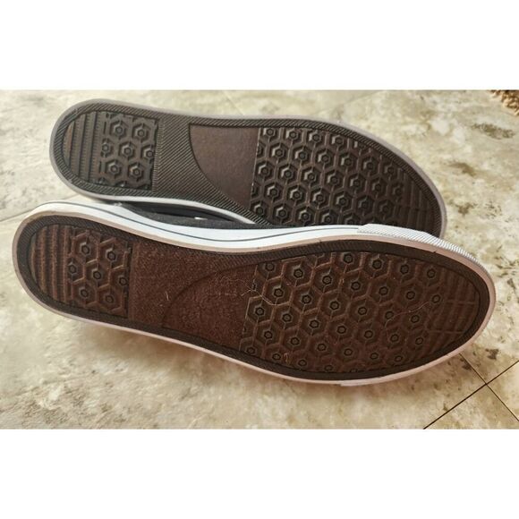 NWT Revolution canvas sneakers - Picture 7 of 7